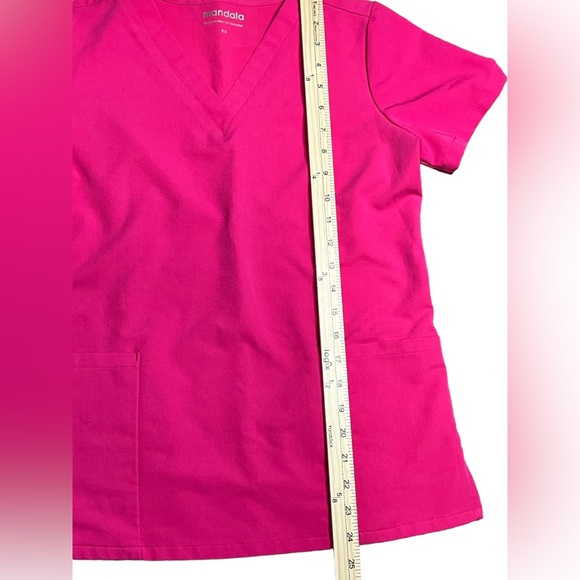 Mandala Vneck 6 pocket Scrub top in Pink size XS - Picture 6 of 7
